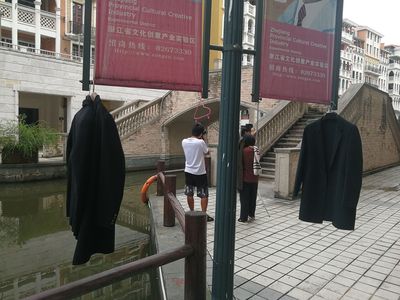 杭州網店模特 音樂節拍下的時尚舞者，200套服裝的拍攝速寫